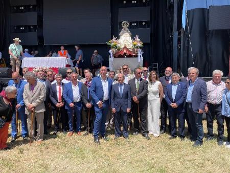 Imagen El presidente de la Diputación acompaña a los vecinos de Aldehorno y Aldeanueva de la Serrezuela en el Gran Jubileo a la Virgen de la Cueva, que se celebra cada medio siglo